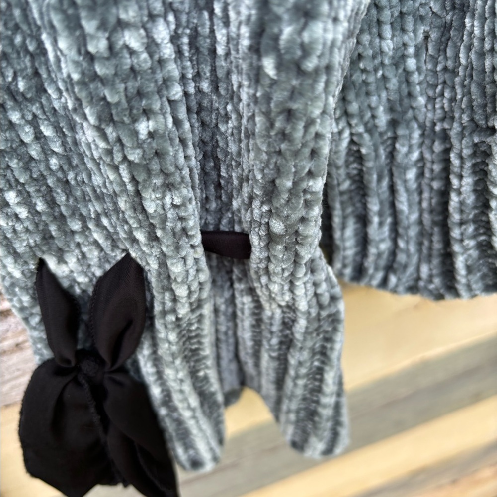 Cupio Green Ribbed Sweater with Black Bow Accents on Bell Sleeves Size L - Picture 5 of 5